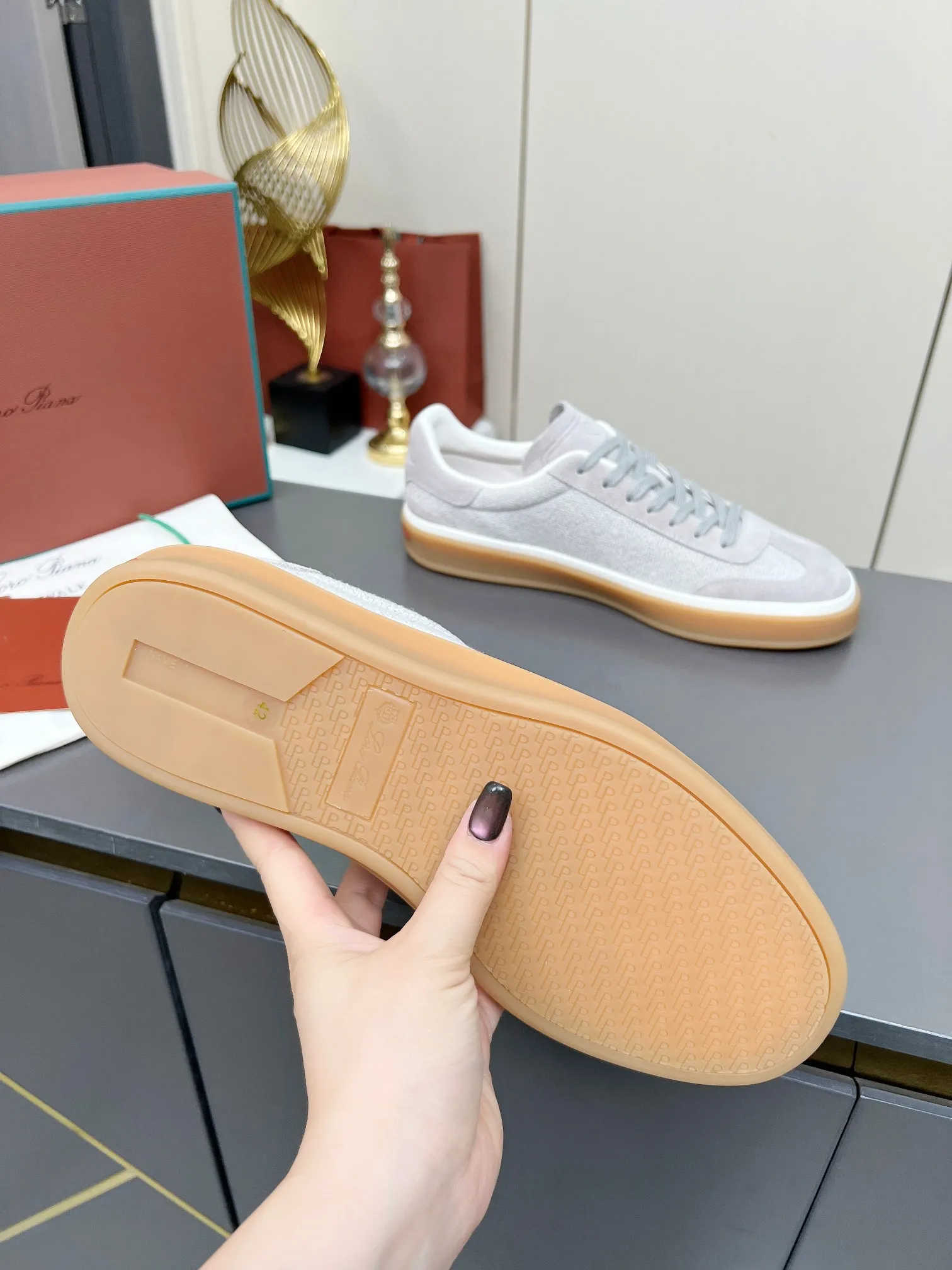 Men's shoes 💰600 purchasing agent, high version 🦅⛳️ Italy [Loro Piana] Tennis walk series LP couple's moral training shoes casual sports shoes sneakers 🎁🎁 Original purchase development and production This new suede tennis shoe adopts an ultra-low design, suitable for wearing all year round 👫👫 The wrapped sole creates an effortlessly attractive color combination that harmoniously blends functionality with understated style, making it the ideal shoe for urban wear. Soft calfskin tongue with Kummel color insert at the heel, cotton lace upper with embossed LP logo, cowhide suede sole, rubber-lined calfskin ✦ Upper: special linen ➕ eco-friendly cowhide ✦ lining: cowhide lining ➕ cowhide insole ✦ sole: original molded TPR ultra-light outsole ✦ packaging: original complete package ✦Female size: 35--40 ✦Male size: 39--45